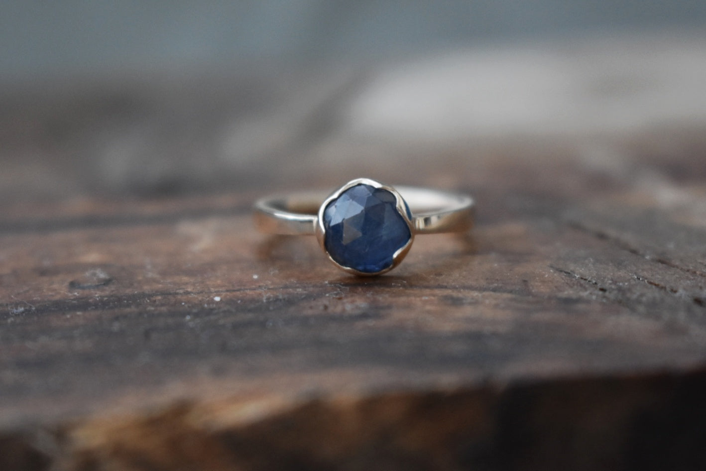 Blue Sapphire & 9ct Gold Leaf Setting Ring